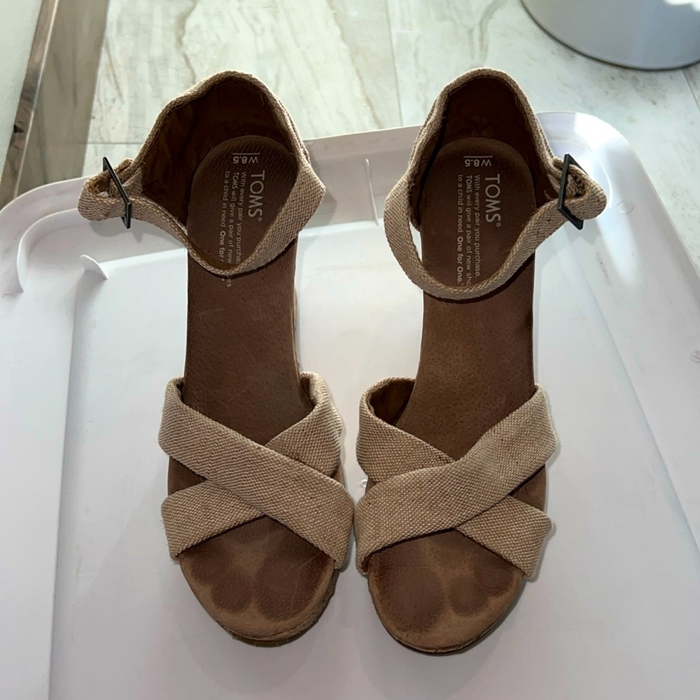 Women’s wedge sandals